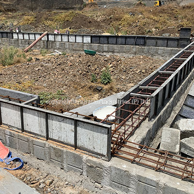 Heavy-duty 18mm plastic shuttering board being used for robust column centering and vertical formwork